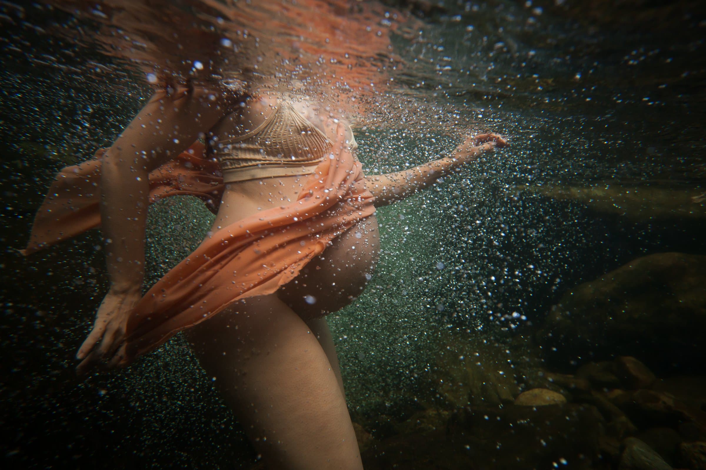 Aurora / We honoured the sacred waters within her womb, beneath the full moon lunar eclipse in Pisces; a water sign of deep wisdom, mystical intuition, and gentle surrender. As we transition from Summer to Autumn, this liminal portal acted as a mirror, reflecting her shift from maiden to mother during the season of great release and transformation. 🍂🔥 She immersed into stillness, as a ceremonial ode to her Becoming, cradled by the ancient, living waters of the Appalachian mountains. With her full belly, a living alter of mystery and creation, the river held her in reverence, as these two souls were suspended as one.